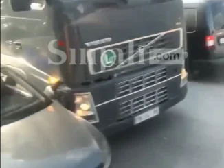 Aksident mes kamionit dhe veturës në rrugën Gjilan – Prishtinë, policia në vendngjarje