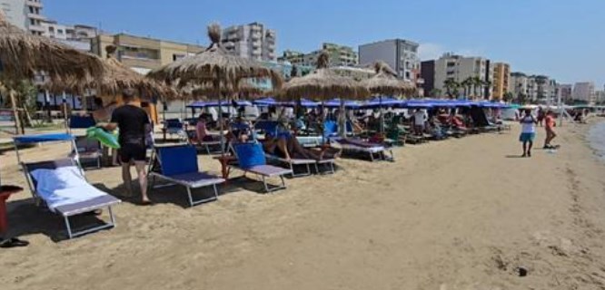 Durrësi, magnet për vendas e turistë! Pushuesit besnikë të Kosovës, italianë e polakë të kënaqur me kushtet dhe çmimet