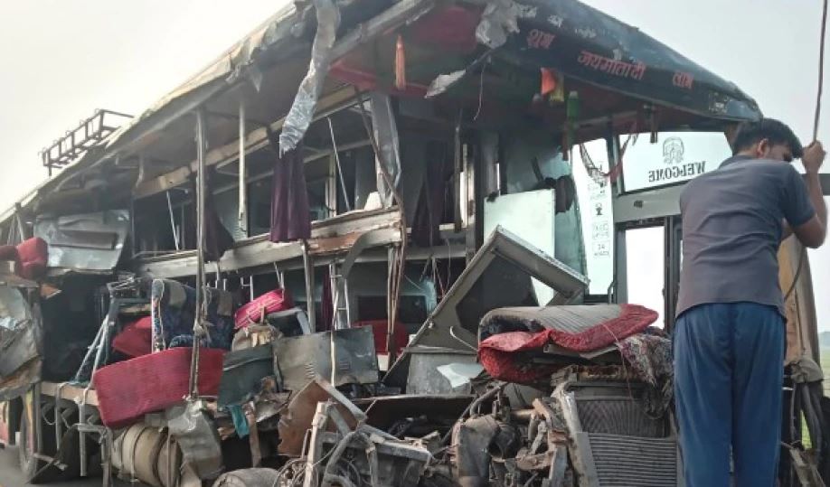 Tragjedi e rëndë/ Autobusi përplaset me cisternën, 18 të vdekur