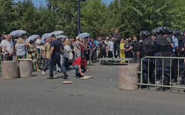 Përshkallëzohet protesta e opozitës, protestuesit hedhin vezë në drejtim të bashkisë