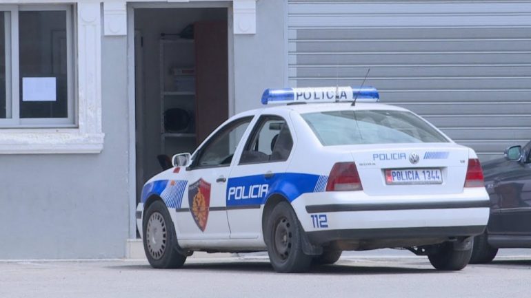 Tiranë/ Po festonin në një lokal, 32-vjeçarit i shkrepet arma aksidentalisht, tre të plagosur