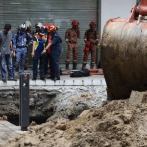 Gruaja bie në gropën 8 metra të thellë në trotuar! Grupet e shpëtimit nisin kërkimet, ende asnjë shenjë