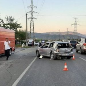 Aksidenti në Tiranë, e reja përplas 18-vjeçarin te vijat e bardha