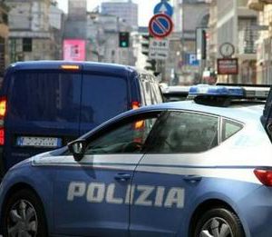 Hiqej si turist për të trafikuar drogë, shqiptari arrestohet dhe dëbohet nga Italia