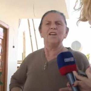 ‘Djali më mbante, nusja më godiste me bishtin e fshesës! E dhunoi i biri me nusen, 74-vjeçarja rrëfen tmerrin